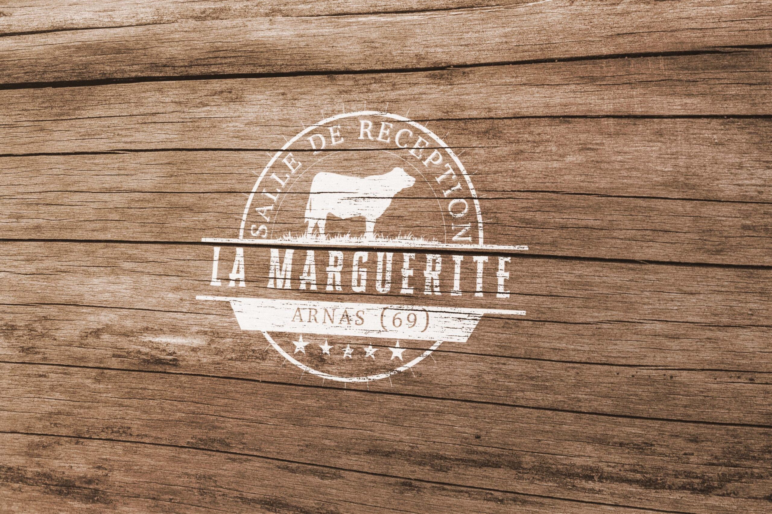 Salle La Marguerite - Logo fond bois